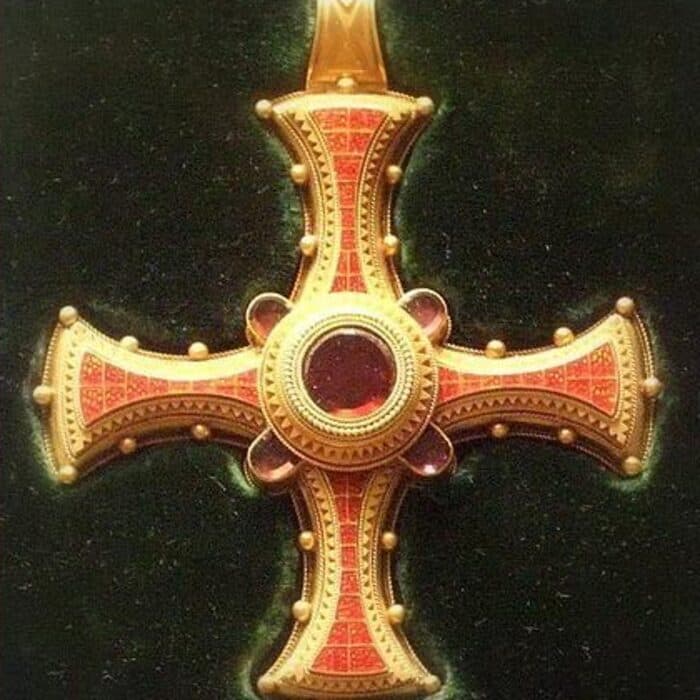 Victory Lapel Pin — Gold Tone